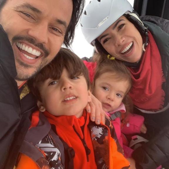 Patricia Abravanel com a família na neve