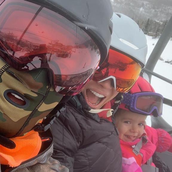 Patricia Abravanel com a família na neve