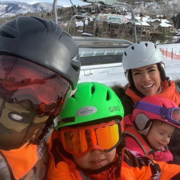 Patricia Abravanel com a família na neve