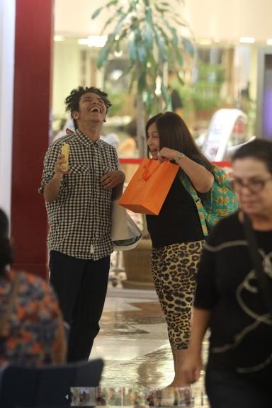 Susana Vieira acena para fotógrafos ao sair do salão