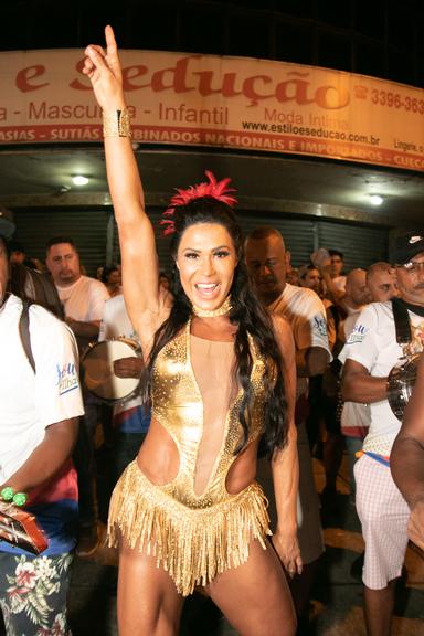 Gracyanne Barbosa participa de ensaio da rua da União da Ilha