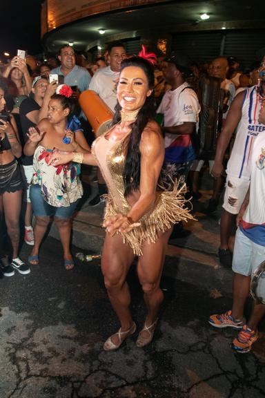 Gracyanne Barbosa participa de ensaio da rua da União da Ilha