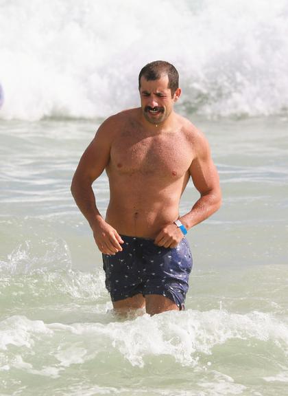 Kaysar curte dia de praia no Rio de Janeiro e corpão impressiona