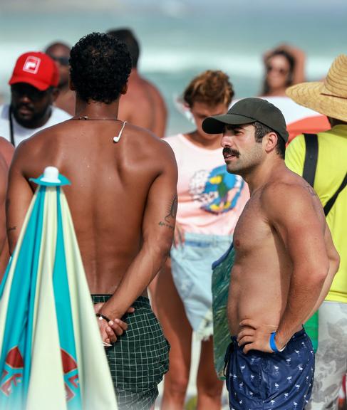 Kaysar curte dia de praia no Rio de Janeiro e corpão impressiona