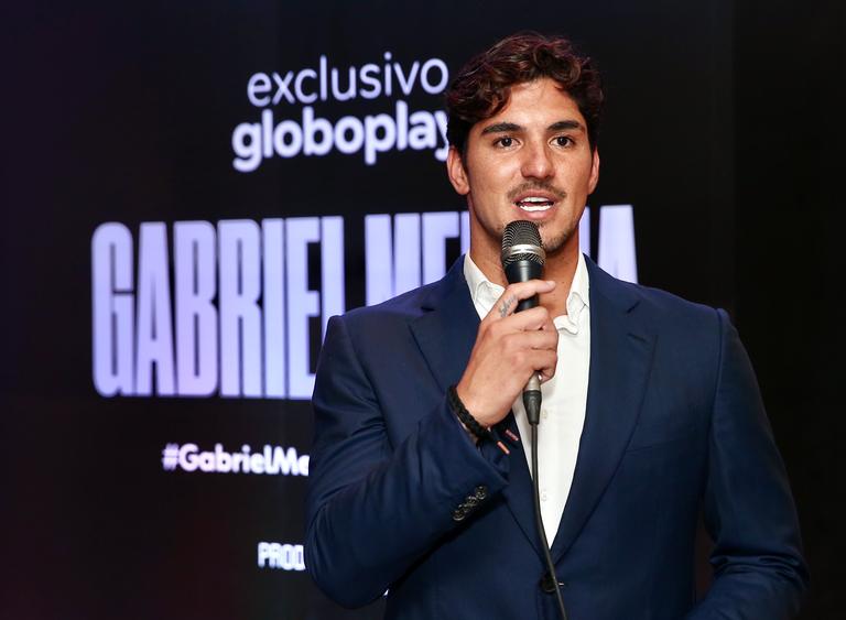 O surfista e outros famosos participaram do evento de lançamento do filme 'Gabriel Medina' que conta a história do atleta 