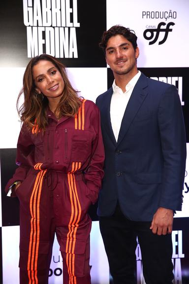 O surfista e outros famosos participaram do evento de lançamento do filme 'Gabriel Medina' que conta a história do atleta 