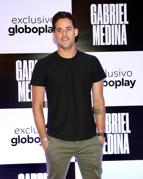 O surfista e outros famosos participaram do evento de lançamento do filme 'Gabriel Medina' que conta a história do atleta 