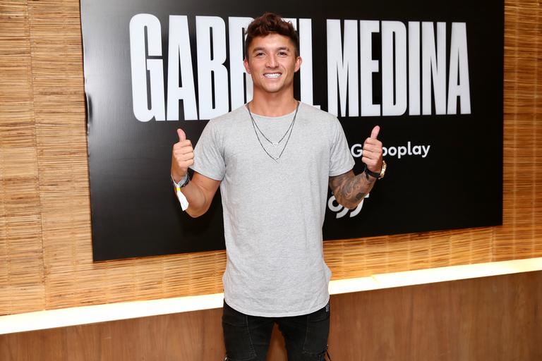 O surfista e outros famosos participaram do evento de lançamento do filme 'Gabriel Medina' que conta a história do atleta 