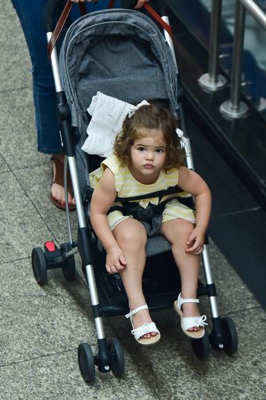 Débora Nascimento e a filha no aeroporto de Congonhas, em São Paulo