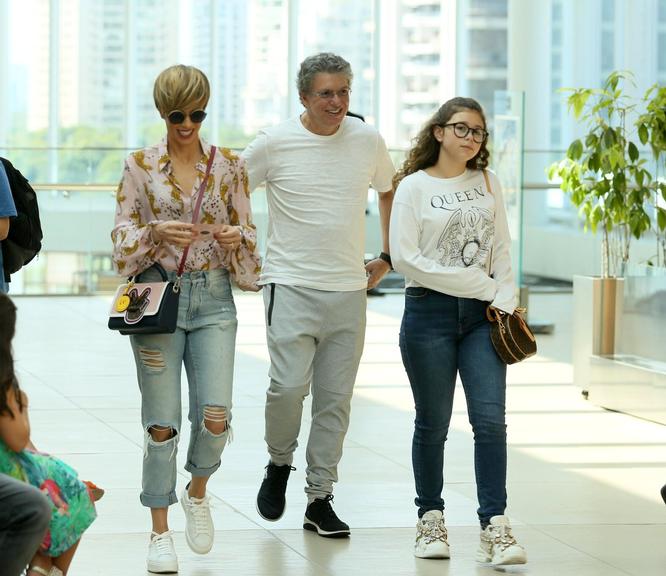 Boninho e Ana Furtado passeiam com a filha em shopping do Rio de Janeiro