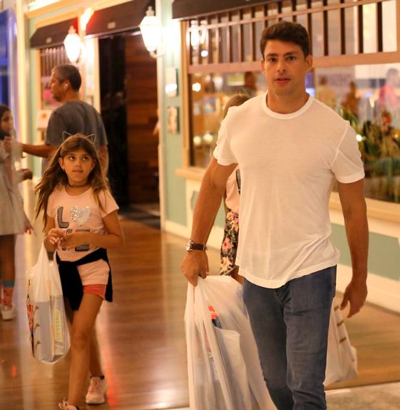 Cauã Reymond é fotografado passeando com a família em shopping