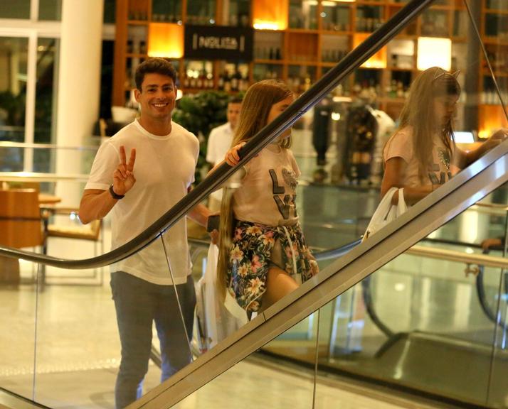 Cauã Reymond é fotografado passeando com a família em shopping