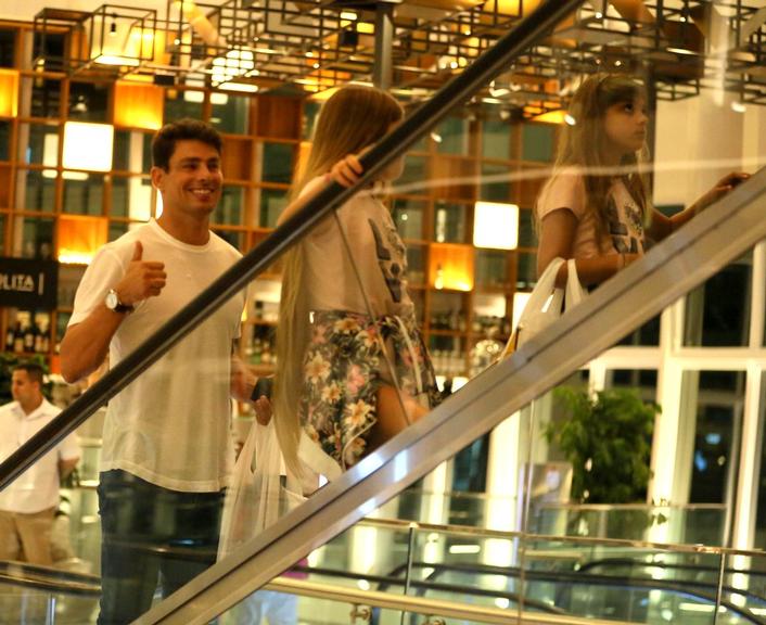 Cauã Reymond é fotografado passeando com a família em shopping