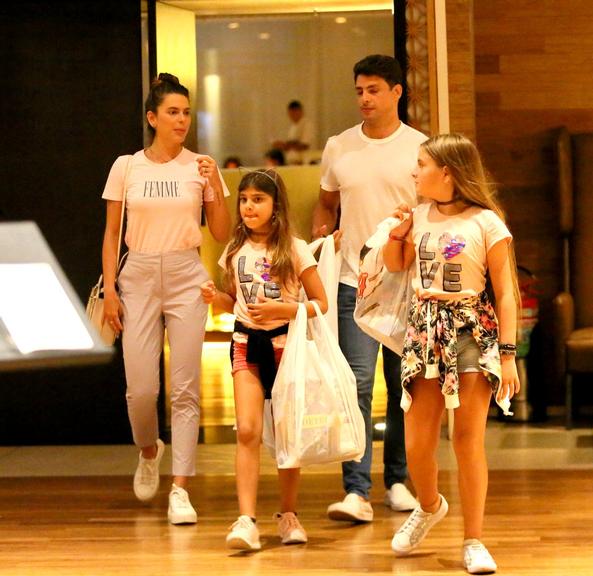 Cauã Reymond é fotografado passeando com a família em shopping