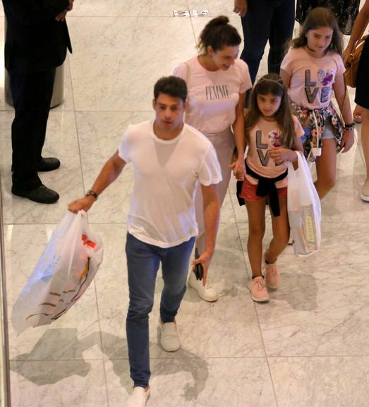 Cauã Reymond é fotografado passeando com a família em shopping