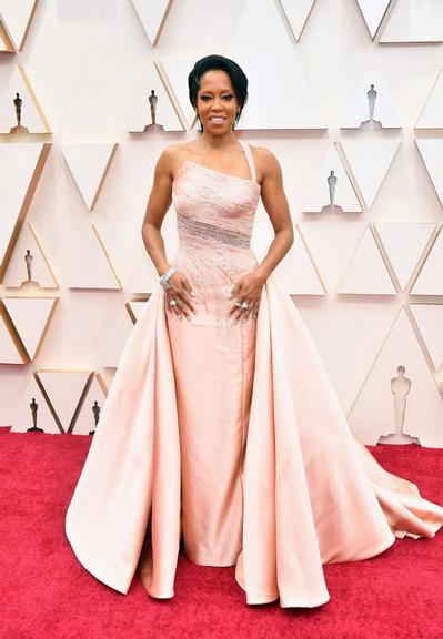 Confira os looks dos famosos no tapete vermelho do Oscar