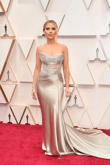 Confira os looks dos famosos no tapete vermelho do Oscar