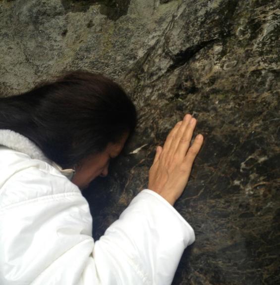 Regina Casé visita gruta de Nossa Senhora de Lourdes