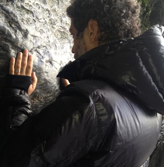 Regina Casé visita gruta de Nossa Senhora de Lourdes