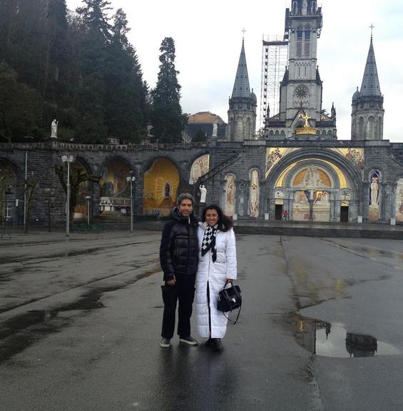 Regina Casé visita gruta de Nossa Senhora de Lourdes