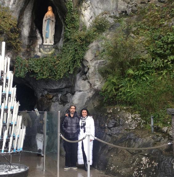 Regina Casé visita gruta de Nossa Senhora de Lourdes