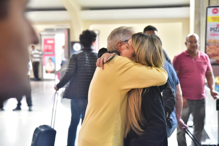 Carlos Alberto de Nóbrega se emociona ao buscar filha em aeroporto