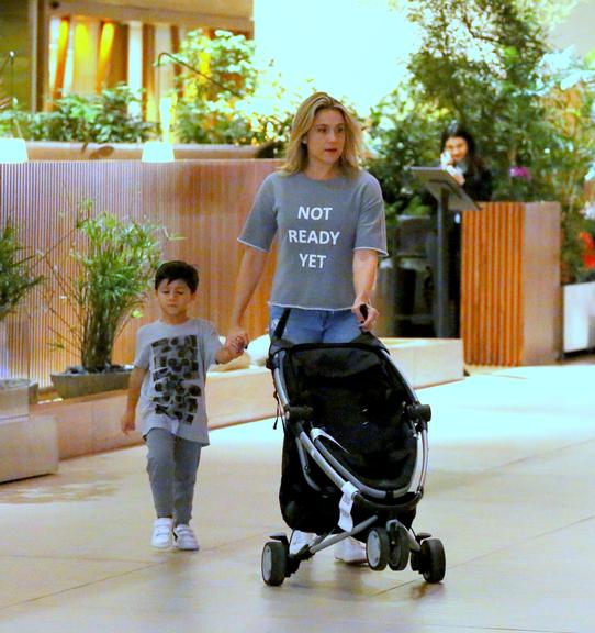 Fernanda Gentil com o filho em shopping do Rio de Janeiro