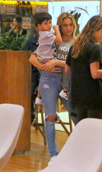 Fernanda Gentil com o filho em shopping do Rio de Janeiro