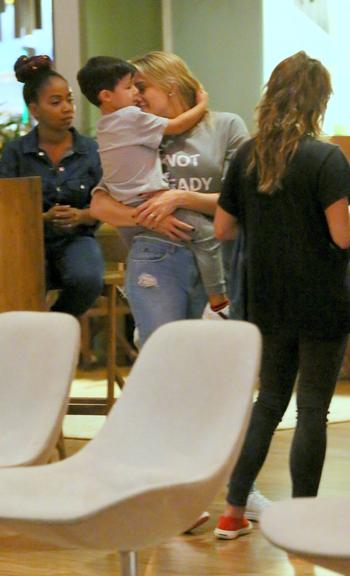 Fernanda Gentil com o filho em shopping do Rio de Janeiro