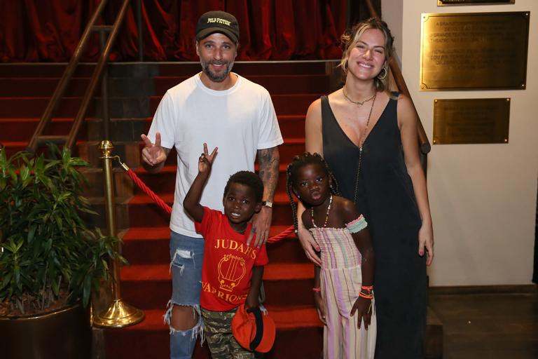 Giovanna Ewbank e Bruno Gagliasso levam os filhos em peça com elenco de refugiados