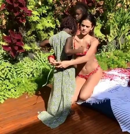 Bruna Marquezine recebe crianças refugiadas em casa