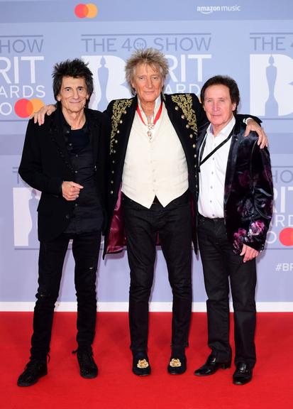 Confira os looks das celebridades no tapete vermelho do BRIT Awards