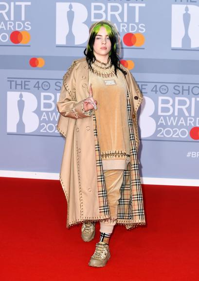 Confira os looks das celebridades no tapete vermelho do BRIT Awards