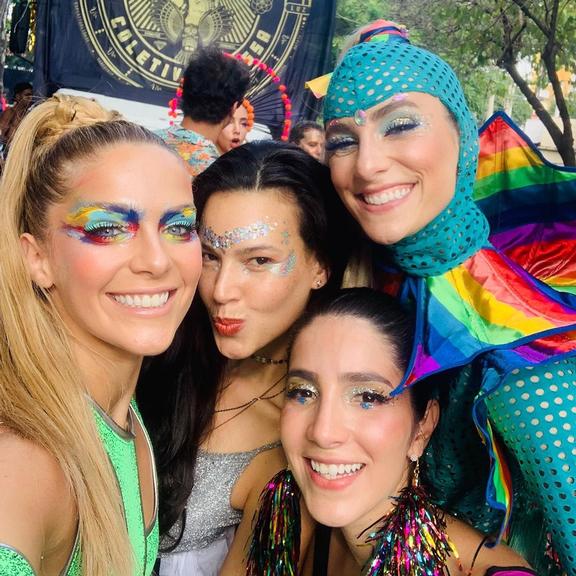 Isabella Santoni comemora Carnaval em São Paulo