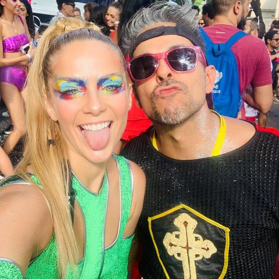 Isabella Santoni comemora Carnaval em São Paulo