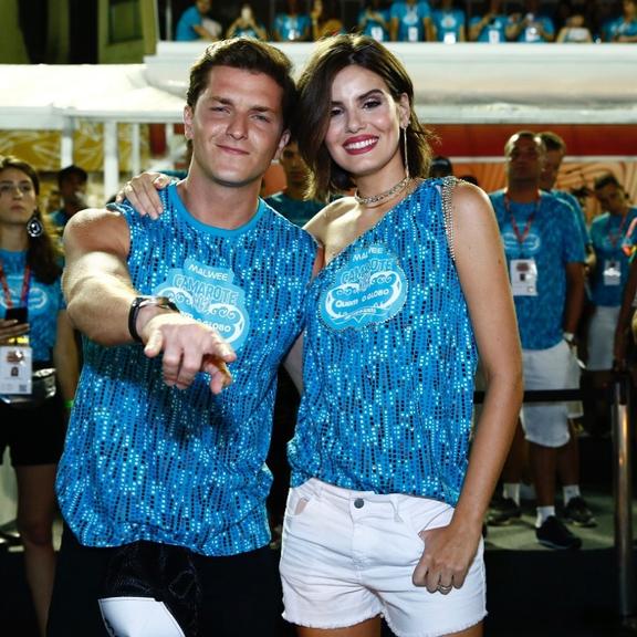 Klebber Toledo e Camila Queiroz curtem desfile do Unidos do Viradouro, no Rio de Janeiro