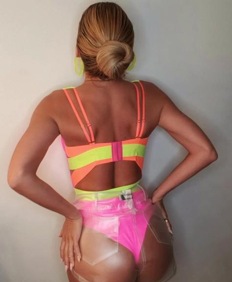 Lívia Andrade aposta em look neon ousado e chama atenção