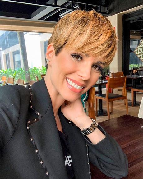 Ana Furtado celebra um ano que cortou o cabelo e desabafa