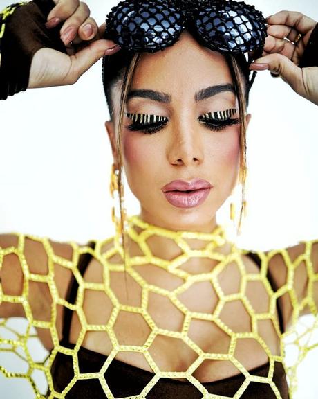 Anitta usa fantasia de abelha no Carnaval e reflete