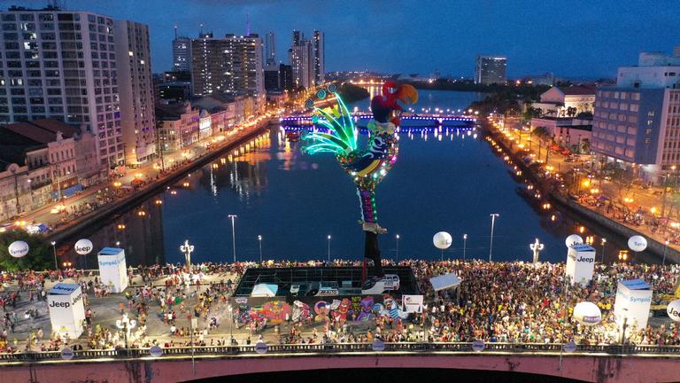 Galo da Madrugada de Recife aceso