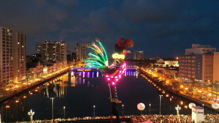 Galo da Madrugada de Recife aceso