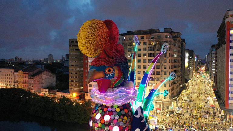 Galo da Madrugada de Recife aceso