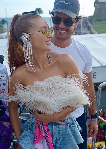 Marina Ruy Barbosa curte Carnaval na companhia do marido e aposta em look com plumas