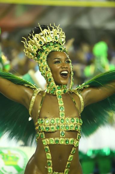 Pela primeira vez como rainha de bateria, Iza encantou no desfile da Imperatriz Leopoldinense 