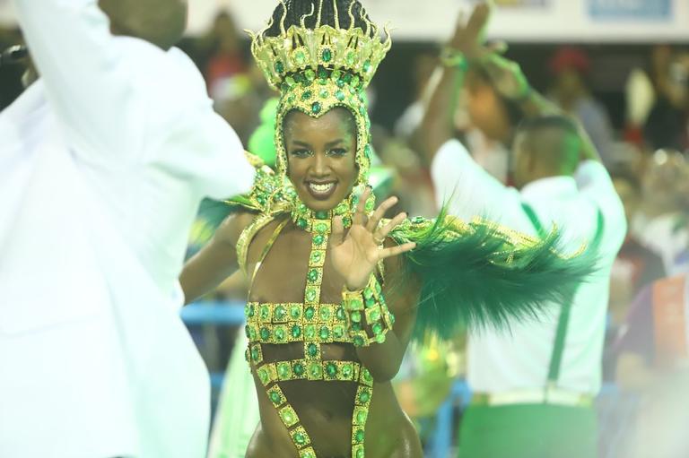 Pela primeira vez como rainha de bateria, Iza encantou no desfile da Imperatriz Leopoldinense 