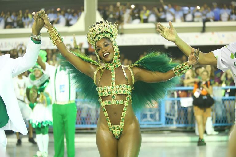 Pela primeira vez como rainha de bateria, Iza encantou no desfile da Imperatriz Leopoldinense 