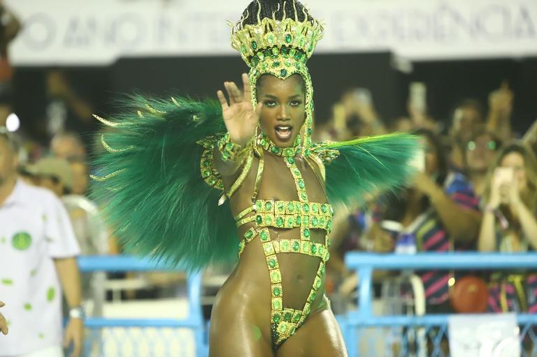 Pela primeira vez como rainha de bateria, Iza encantou no desfile da Imperatriz Leopoldinense 