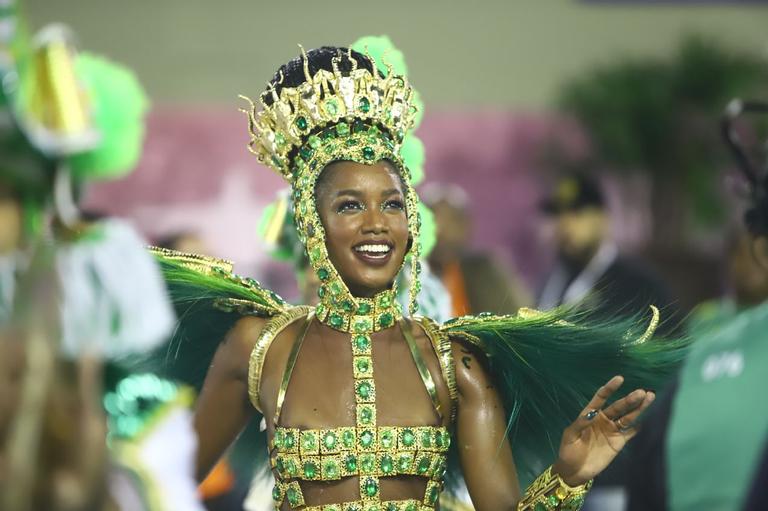 Pela primeira vez como rainha de bateria, Iza encantou no desfile da Imperatriz Leopoldinense 