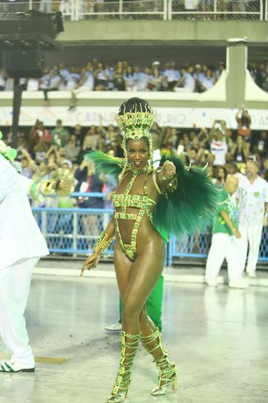 Pela primeira vez como rainha de bateria, Iza encantou no desfile da Imperatriz Leopoldinense 