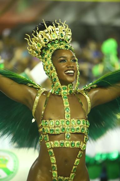 Pela primeira vez como rainha de bateria, Iza encantou no desfile da Imperatriz Leopoldinense 